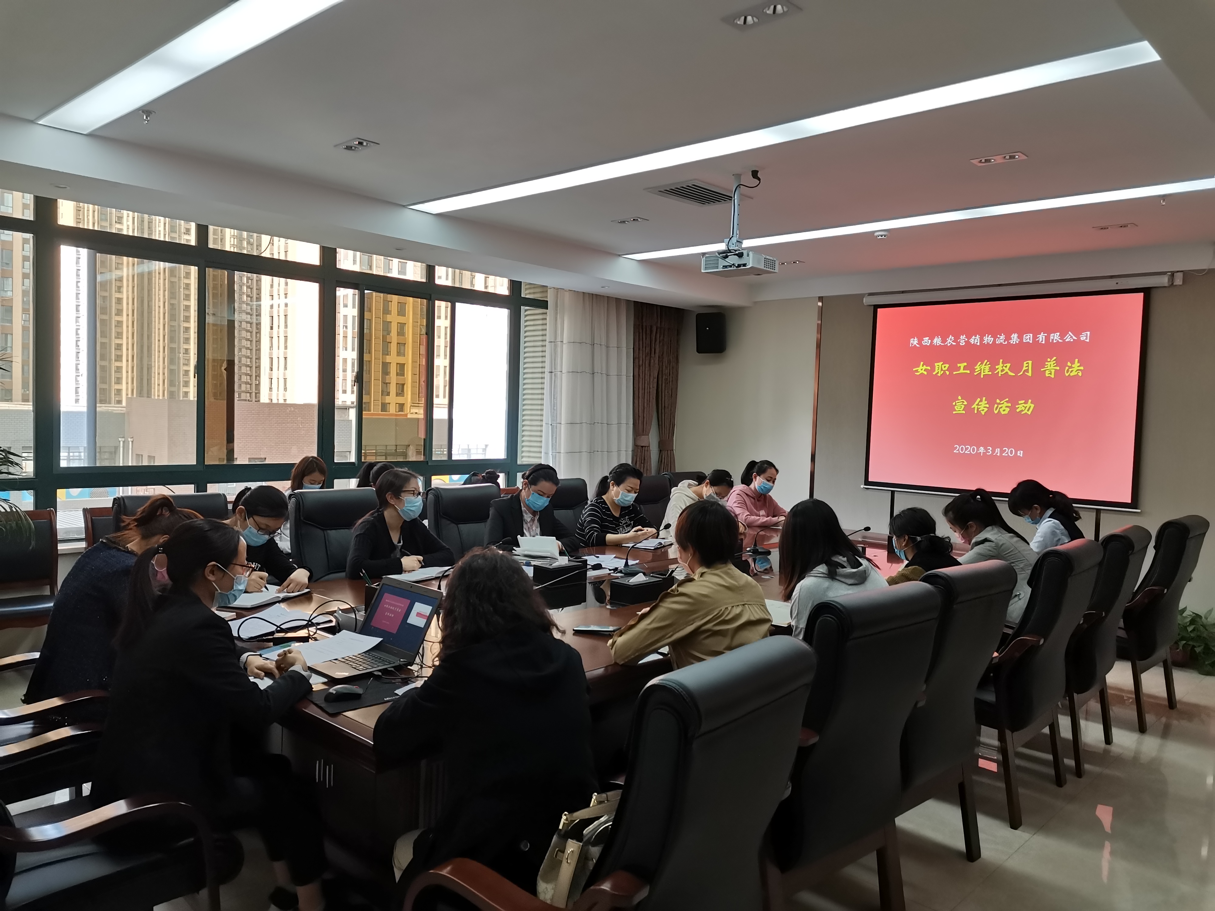 關愛女職工 維權普法在行動 ——陜西糧農(nóng)營銷物流集團開展女職工維權月普法宣傳活動