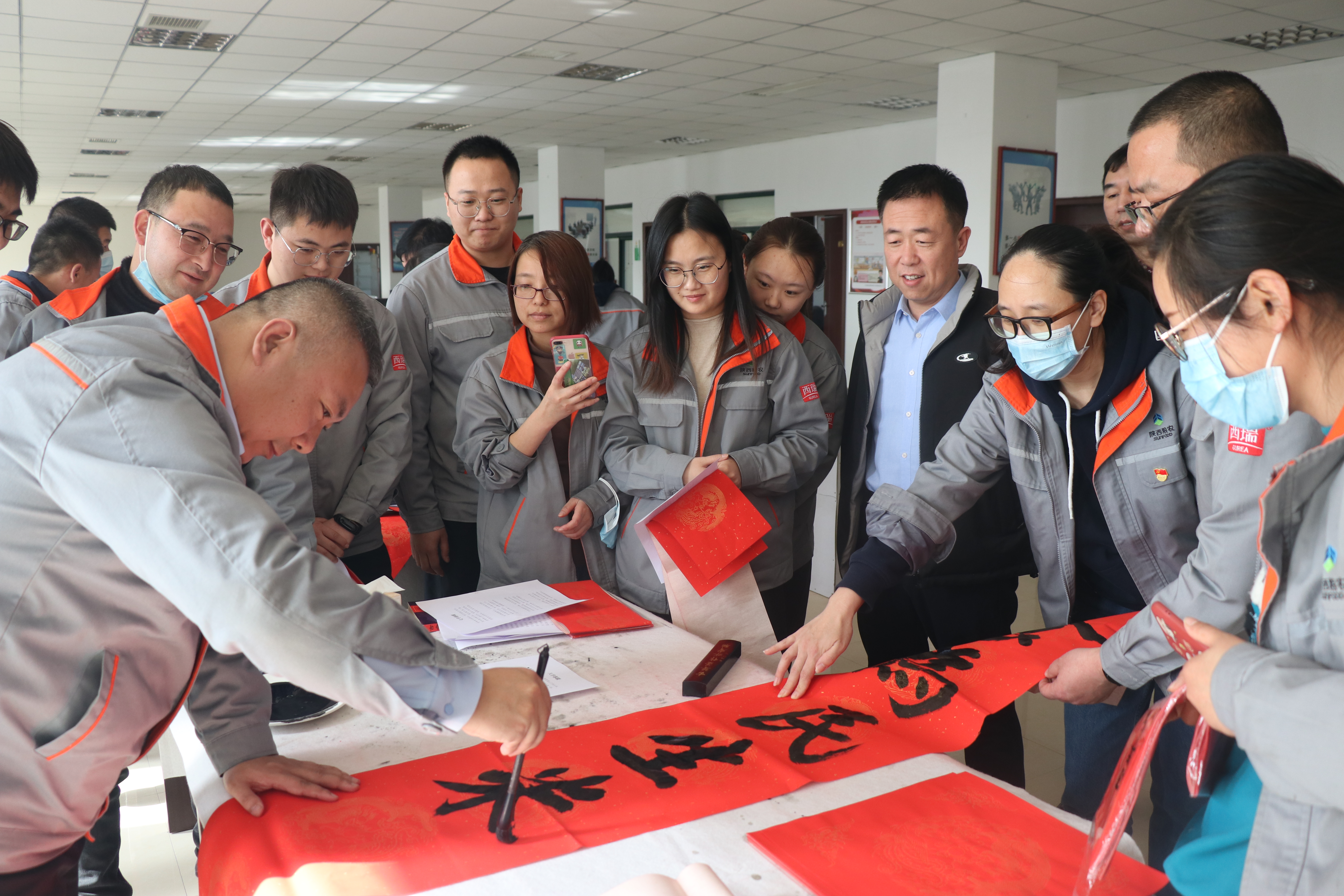 西瑞集團(tuán)：開(kāi)展“玉兔迎春送春聯(lián)”活動(dòng)